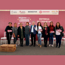 El Mtro. Juan Carlos González Romero, secretario de Bienestar, durante la entrega de tarjetas Mujeres con Bienestar, en Tecámac.