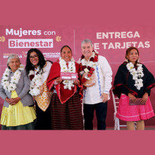 Juan Carlos González Romero, secretario de Bienestar, en la entrega de tarjetas de Mujeres con Bienestar, realizada en San Felipe del Progreso. 