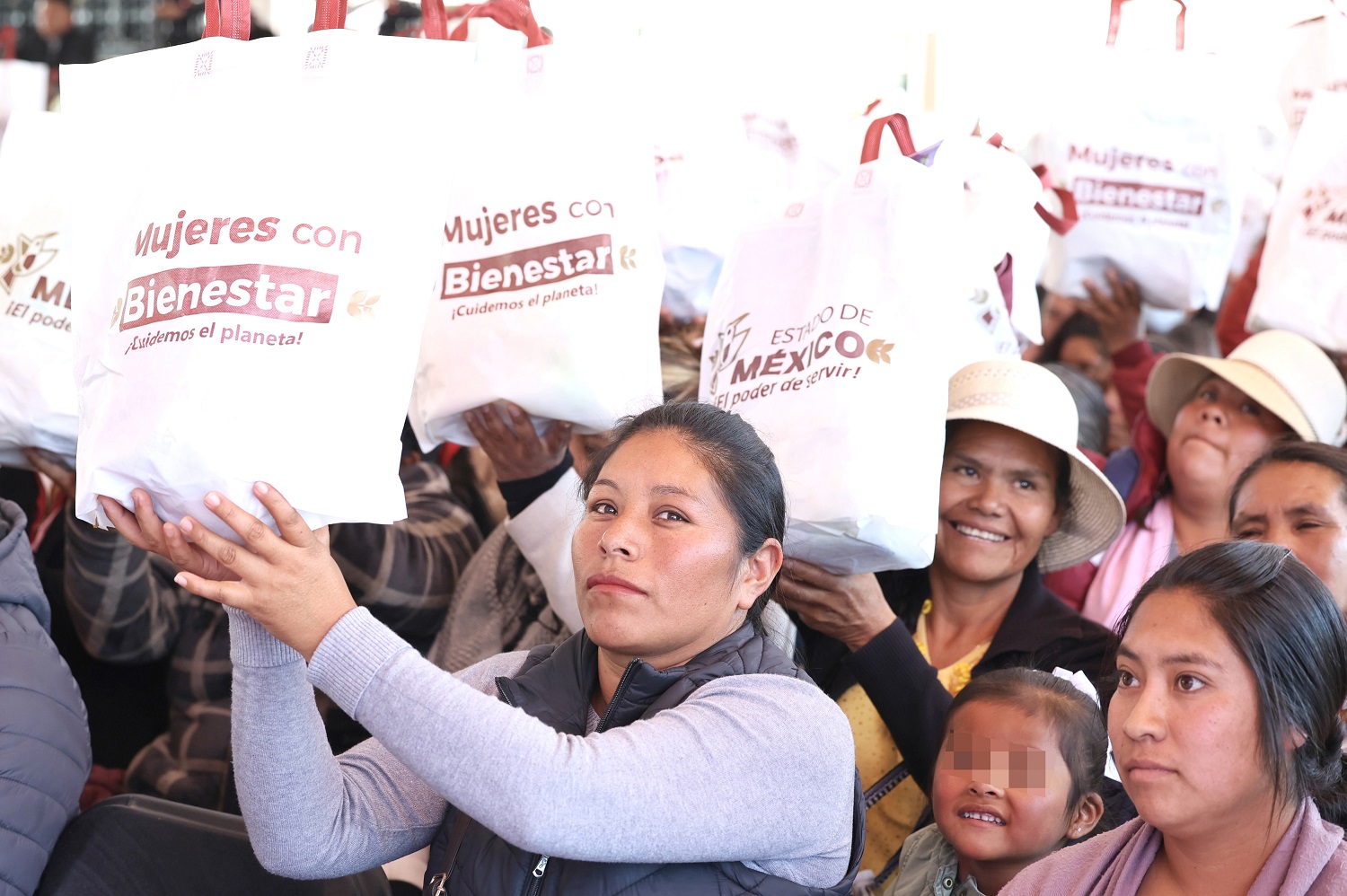 La Gobernadora Delfina Gómez lleva el Programa “Mujeres con Bienestar” a San Felipe del Progreso; entrega 22 mil tarjetas y canastas alimentarias