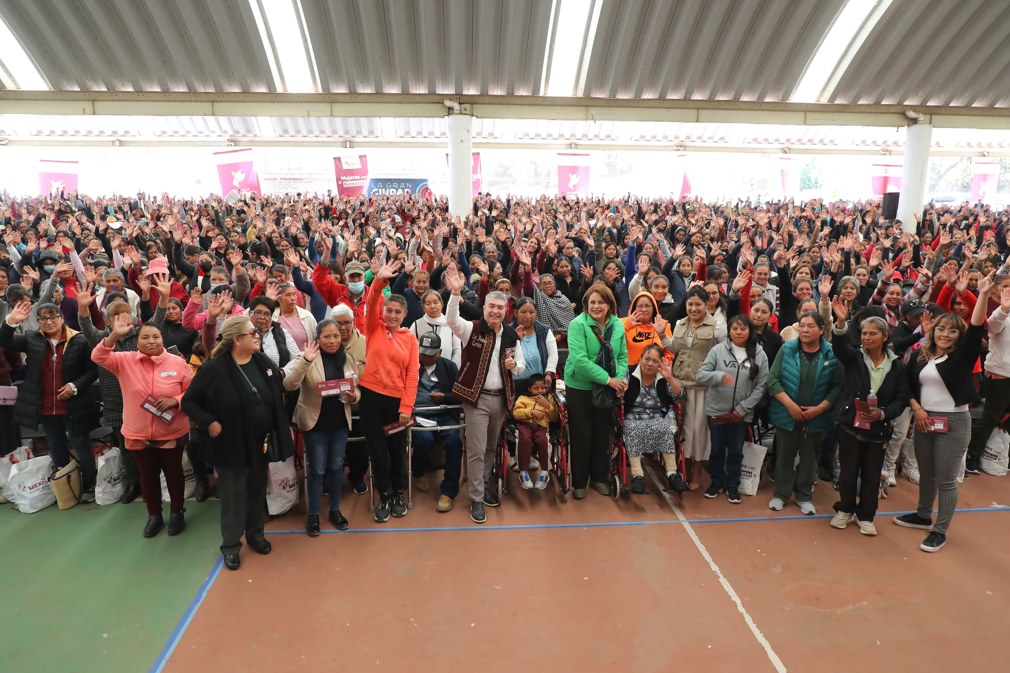 Reciben 2 mil mexiquenses la tarjeta Mujeres con Bienestar en Atlacomulco; programa fundamental para la transformación del EdoMéx