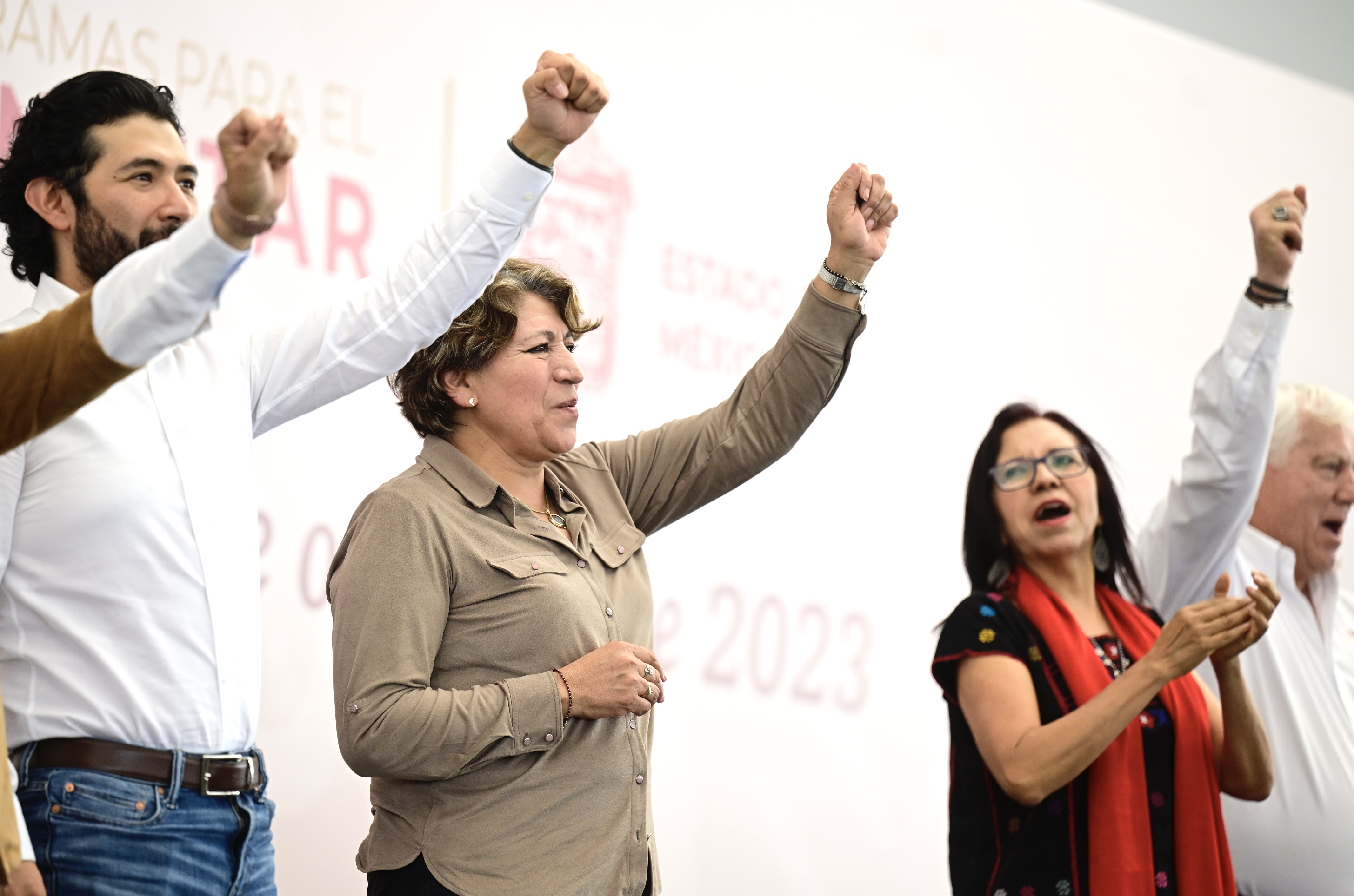 NEZAHUALCÓYOTL, Estado de México. Durante su gira de trabajo por el Estado de México, el Presidente Andrés Manuel López Obrador y la Gobernadora Delfina Gómez Álvarez anunciaron que el salario mínimo para maestras y maestros será de 16 mil pesos mensuales