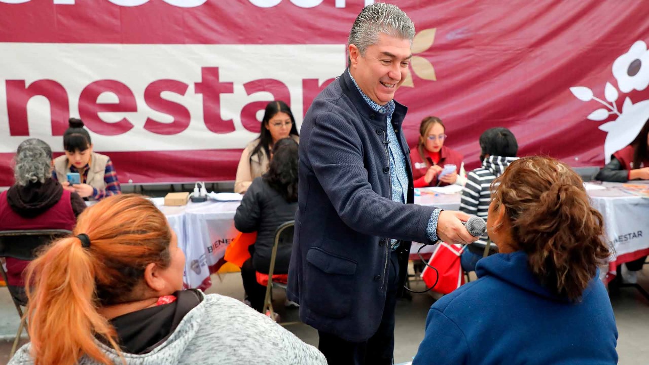ECATEPEC, Estado de México.- A fin de dar seguimiento y supervisar el proceso de registro al programa “Mujeres con Bienestar”, Juan Carlos González Romero, Secretario de Bienestar, asistió al municipio de Ecatepec, donde verificó la entrega de documentación de las mexiquenses que serán beneficiadas con este esquema.
