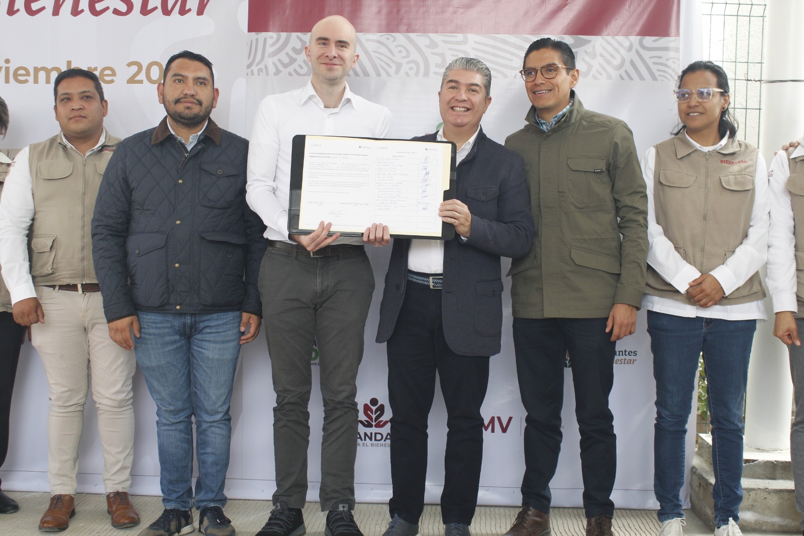 PAPALOTLA, Estado de México.- Con el propósito de desempeñar un trabajo en campo para tener cercanía y conocer las necesidades de la población, Juan Carlos González Romero, Secretario de Bienestar del Estado de México, asistió a la Asamblea del Comité de Programas para el Bienestar en Papalotla, Texcoco y La Paz.