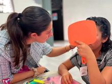 Celebramos los cumpleaños de nuestras niñas de “Villa Hogar” con una divertida clase de maquillaje, entregando kits de maquillaje a todas las adolescentes.