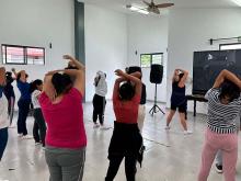 Nuestras niñas y adolescentes disfrutaron de divertida sesión de zumba, que llenó de energía y alegría su día.