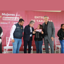 El secretario de Bienestar, Juan Carlos González Romero en la entrega de tarjetas Mujeres con Bienestar en Acolman.