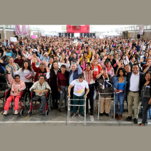 Juan Carlos González Romero, secretario de Bienestar, en la entrega de tarjetas de Mujeres con Bienestar en Chimalhuacán.