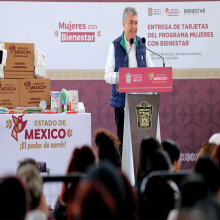 El secretario de Bienestar, Juan Carlos González Romero, en la entrega de tarjetas Mujeres con Bienestar en el municipio de Cuautitlán Izcalli. 