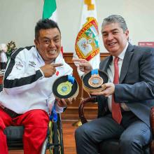 El secretario de Bienestar, Juan Carlos González Romero con Johnatan Salinas Ventura, campeón paralímpico en Chile 2023.