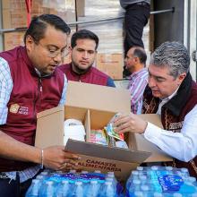 El secretario de Bienestar, Juan Carlos González Romero entregando los donativos que recolectó la Secretaría de Bienestar en apoyo a las familias guerrerenses afectadas por el huracán Otis. 