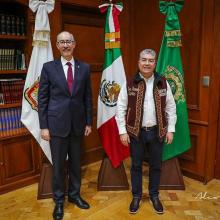 Juan Carlos González Romero, secretario de Bienestar, con el Dr. Carlos Eduardo Barrera Díaz, rector de la Universidad Autónoma del Estado de México.