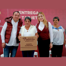 En representación del Secretario de Bienestar, Juan Carlos González Romero, el subsecretario de Bienestar, Víctor Benítez Blasio, e Irma Sosa Solís, directora general de Desarrollo Regional en el Valle de México Zona Nororiente, entregaron tarjetas de Mujeres con Bienestar. 