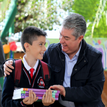 Juan Carlos González Romero, secretario de Bienestar, asistió a la Escuela Primaria Anexa a la Normal Tejupilco, en representación de la Gobernadora Delfina Gómez Álvarez, para la entrega de útiles escolares para el Bienestar. 