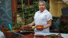Reyna Rayón Salinas, indígena certificada como cocinera tradicional por parte del Consejo Estatal para el Desarrollo Integral de los Pueblos Indígenas (CEDIPIEM).